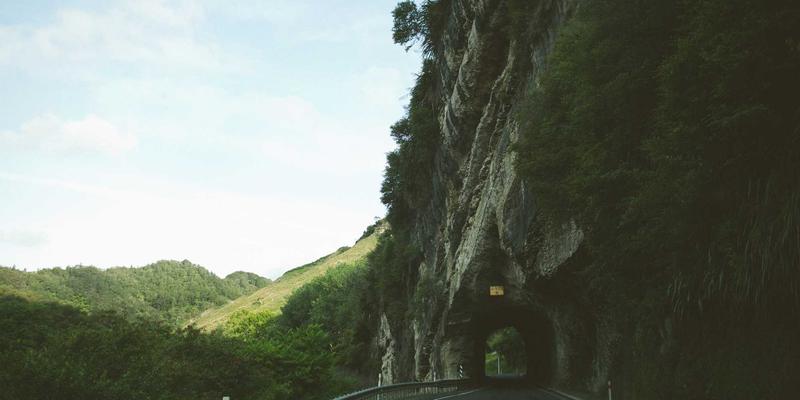 广西鼎坚电力：以定制化智能微电网解决方案赋能智慧园区电气升级与电力维护